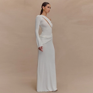 Détail d'une robe longue blanche à une épaule et manches longues au design épuré