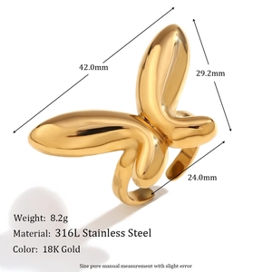 Bague papillon ouverte en acier inoxydable doré 18K poli avec ailes 3D sur fond blanc