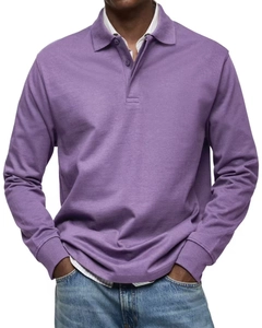 Gedetailleerde close-up van een paars heren poloshirt met lange mouwen en tweeknoopskraag