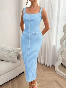 Robe mi-longue élégante en maille bleu clair avec boutons décoratifs et coupe ajustée