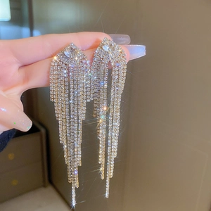 Boucles d'oreilles à franges argentées avec cristaux en poire et lignes de rhodium pendantes