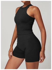 Détail d'un débardeur de yoga noir sans couture à dos nageur et short de fitness