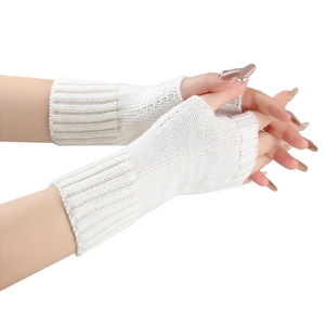 Primer plano de guantes de punto blancos sin dedos con detalle de puño acanalado