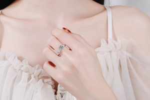 Close-up of S925 sterling silver snowflake ring with moissanite on a model's hand