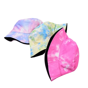 Lot de trois bobs tie-dye colorés pour femmes avec large bord pour protection solaire