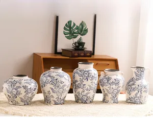 Dettaglio di vasi in porcellana craquelé bianca e blu con motivi floreali vintage