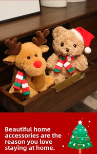 Dettaglio di renna e orsetto di peluche con cappelli natalizi e sciarpe a righe