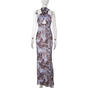 Dettaglio dell'abito lungo con scollo all'americana e stampa astratta marrone e lavanda