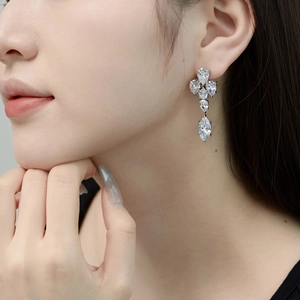 Gros plan détaillé de boucles d'oreilles de mariée en argent S925 avec zircons marquises