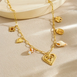 Collier en acier doré avec pendentifs multicouches cœur et champignon sur plateau