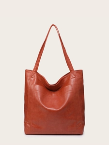 Détail du grand cabas vintage en cuir ciré marron avec couture sur la poche frontale
