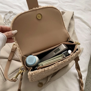 Plüsch-Umhängetasche in Khaki und Beige mit geräumiger Innenansicht aus Fleece