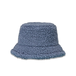 Détail de la texture en polaire pelucheuse sur un chapeau bob bleu brume à larges bords