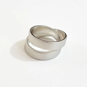 Minimalist 925 sterling silver interlocking double band ring with matte finish for women