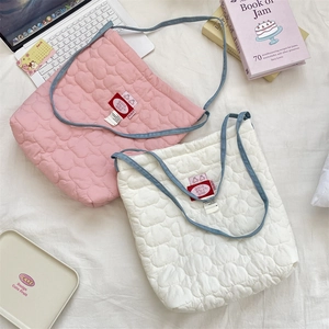 Détail du matelassage en forme de cœur et des anses sur le grand sac cabas