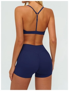 Détail du soutien-gorge de sport bleu marine avec dos en Y et short de sport taille haute