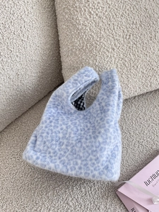 Sac à main en fausse fourrure léopard bleu avec doublure à carreaux en vue de dessus