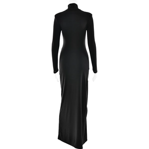 Dettaglio dell'elegante collo alto e delle maniche lunghe di questo abito nero attillato
