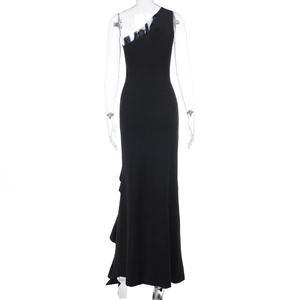 Détail de la robe noire asymétrique montrant le dos élégant et les rubans fluides