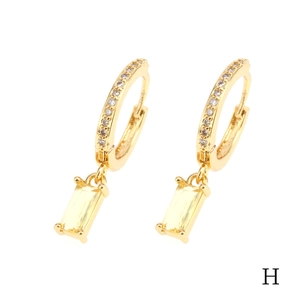 Dettaglio degli orecchini a goccia placcati oro 18K con micro-zirconi e cristalli gialli