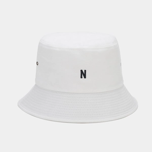 Détail du chapeau bob blanc avec broderie N noire et bord surpiqué de qualité