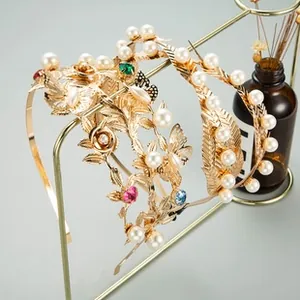Détails de broderies florales et perles sur un serre-tête large au style vintage rétro