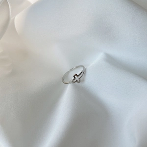 Detailed close-up of S925 sterling silver ring showing the hollow cross and hallmark