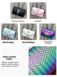 Gros plan du logo en V et de la texture tissée sur ce sac à bandoulière chic pour femme