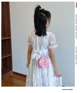 Bambina con borsa a forma di fiore rosa, girandola laser e tracolla a catena