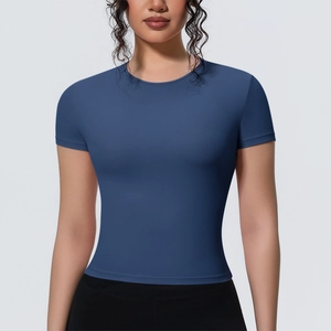 Détail du t-shirt de sport ajusté bleu-gris avec col rond et tissu élastique lisse