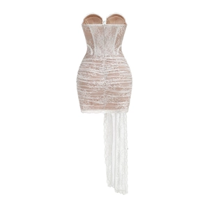 Détail d'une robe bustier élégante en dentelle blanche avec mesh fin et coupe ajustée