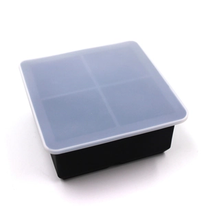 Molde negro de silicona para 4 cubitos de hielo cuadrados con tapa gris sobre blanco