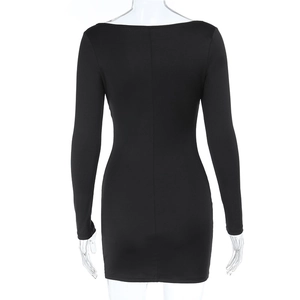 Vue arrière d'une mini robe noire à manches longues soulignant la coupe moulante ajustée