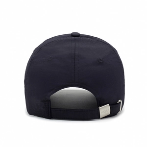 Vue arrière d'une casquette de baseball séchage rapide avec broderie et boucle en métal