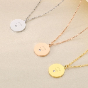 Détails des pendentifs ronds Good Luck en finitions argent, or rose et plaqué or fin