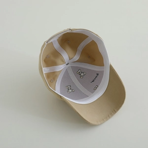 Détail intérieur de la casquette en coton kaki avec broderie ours et bandeau