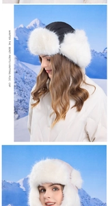 Détail du chapeau trappeur d'hiver en fausse fourrure et tissu coupe-vent noir et rose