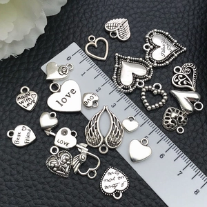 Makroansicht verschiedener silberner Herzanhänger mit Gravuren für individuellen DIY-Schmuck