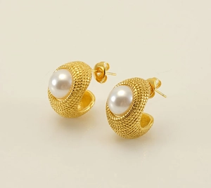 Vue détaillée des boucles d'oreilles en C dorées 18k avec une grande perle centrale
