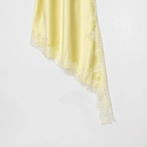 Abito sottoveste in raso giallo pallido con pizzo bianco e orlo asimmetrico