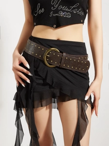 Détail d'une ceinture large en cuir marron avec double rivets dorés et boucle ronde