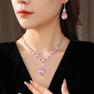 Modella che indossa un set vintage francese di collana e orecchini con zircone rosa