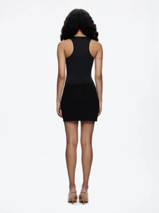 Ensemble débardeur noir ajusté et mini-jupe moulante vue de dos pour femme
