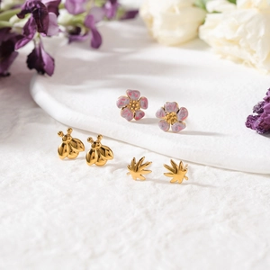 Trois paires de boucles d'oreilles fleur et abeille dorées avec émail rose