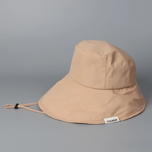 Détail du chapeau de soleil à large bord avec cordon réglable et étiquette