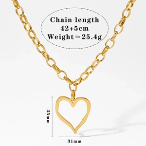 Vue détaillée du pendentif cœur doré avec dimensions et paramètres de la chaîne