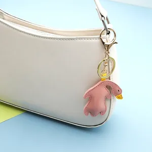 Weiße PU-Leder Hobo-Tasche mit rosa Enten-Schlüsselanhänger und Gold-Details