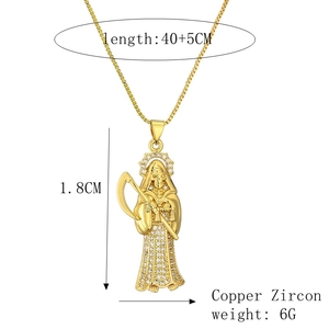 Détails du pendentif Grim Reaper en cuivre et zircon avec sa chaîne dorée raffinée