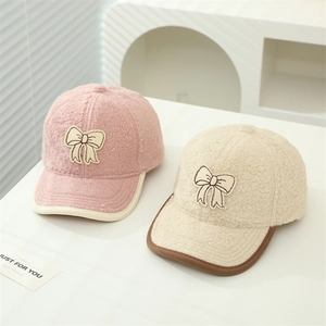Details von rosa und weißen Fleece-Baseballkappen mit Bogenstickerei für Kinder