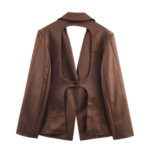 Blazer moderne en satin marron foncé avec dos nu ajouré sur fond blanc uni